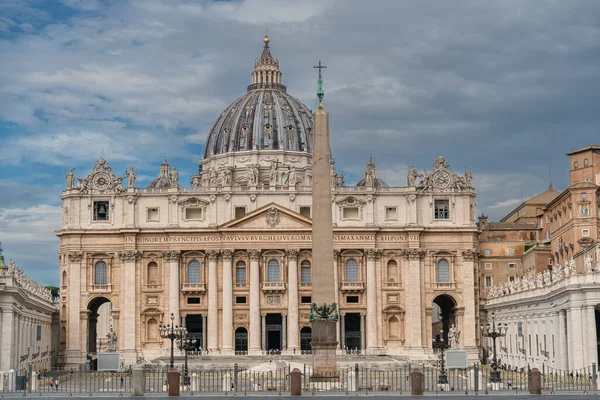 St. Peter Meydanı 'nda sabahın erken saatlerinde Roma, İtalya' da polislerin yürüdüğü panoramik bir manzara. 