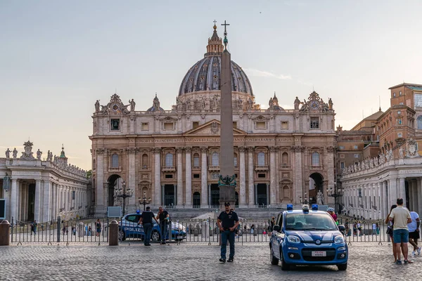 Panorámás Kora Reggeli Jelenet Szent Péter Téren Rendőrautókkal Rendőrökkel Rómában — Stock Fotó