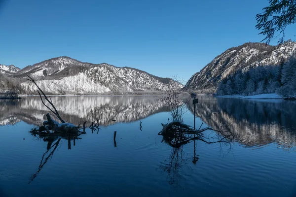 Drömlikt Vinterunderland Almtal Salzkammergut Frysta Träd Snötäckta Berg Kristallklart Almsee — Stockfoto