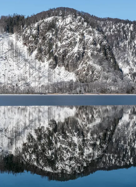 Drömlikt Vinterunderland Almtal Salzkammergut Kristallklar Almsee Med Perfekt Reflektion Totes — Stockfoto