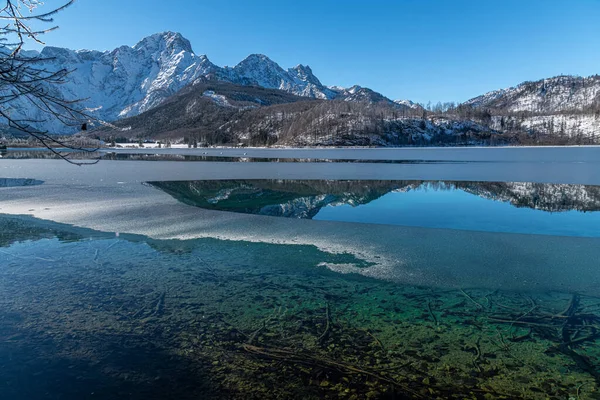 Drömlikt Vinterunderland Almtal Salzkammergut Frysta Träd Snötäckta Berg Kristallklart Frysta — Stockfoto