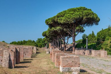 Decumanus maximus, Roma şehri, Castra (askeri kamp) veya Colonia 'daki doğu-batı yönlü yol. Ostria antikası.