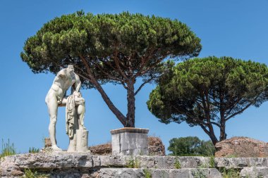 Ostia Antica 'daki Herkül Tapınağı. Herkül heykelinin mermer detayları..