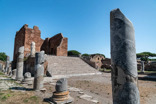 Capitolium Archeologických Vykopávek Ostia Antica Obklopených Zříceninami Sloupy Pozůstatky Soch — Stock fotografie