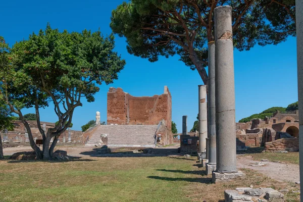 Capitolium Wykopaliska Archeologiczne Ostia Antica Otoczony Ruin Kolumny Pozostałości Rzeźb — Zdjęcie stockowe