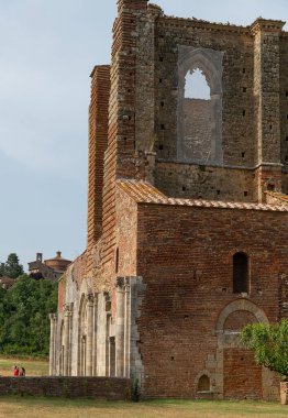 San Galgano, İtalya Manastırı - Abbazia di San Galgano (orijinal adı), çökmüş çatılı antik bir katedralin harabesi, İtalya 'nın Toskana kentinde turizm merkezi