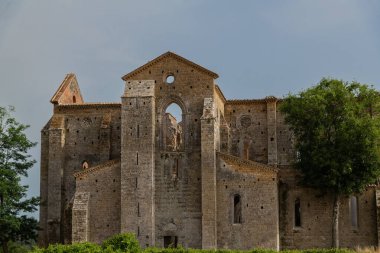 San Galgano, İtalya Manastırı - Abbazia di San Galgano (orijinal adı), çökmüş çatılı antik bir katedralin harabesi, İtalya 'nın Toskana kentinde turizm merkezi