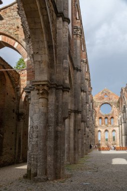 San Galgano, İtalya Manastırı - Abbazia di San Galgano (orijinal adı), çökmüş çatılı antik bir katedralin harabesi, İtalya 'nın Toskana kentinde turizm merkezi
