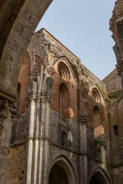 San Galgano, İtalya Manastırı - Abbazia di San Galgano (orijinal adı), çökmüş çatılı antik bir katedralin harabesi, İtalya 'nın Toskana kentinde turizm merkezi
