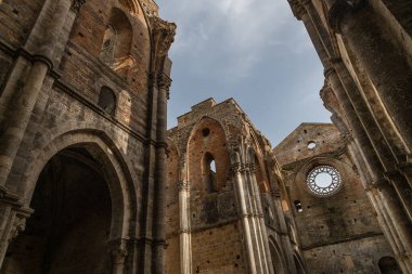 San Galgano, İtalya Manastırı - Abbazia di San Galgano (orijinal adı), çökmüş çatılı antik bir katedralin harabesi, İtalya 'nın Toskana kentinde turizm merkezi