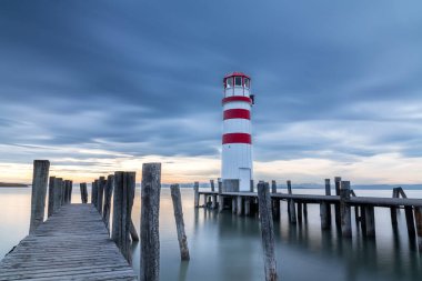 Podersdorf 'ta kış akşamı ünlü deniz feneri, uzun pozlama, Burgenland, Avusturya