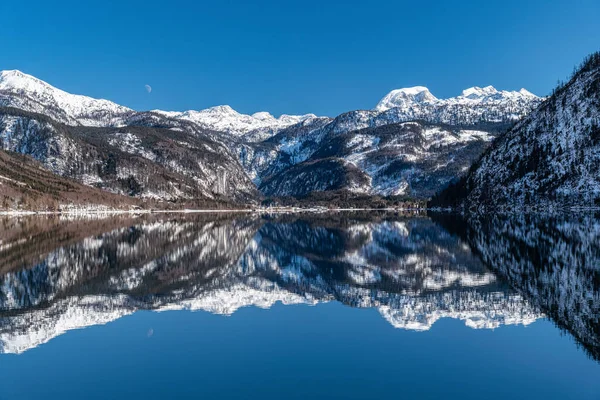在Salzkammergut Ausseerland Snowcaped Mountains倒映在晶莹清澈的高山湖中 Winter Wonderland的Grundlsee上空 令人叹为观止 — 图库照片
