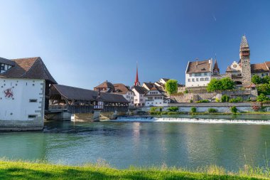 Bremgarten 'deki Reuss Nehri üzerindeki ortaçağ ahşap köprüsü çok iyi bilinir ve 1281 yılında inşa edilmiştir. 1953 'ü yeniden inşa et. Arka planda, önde gelen kulesi olan Manastır Muri-Amthof 'un yönetim binası var..