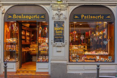 Showcase window of bakery store in central Strasbourg with christmas biscuits and breads for sale