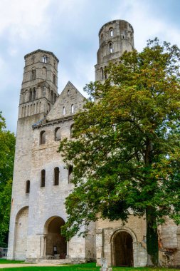 Normandiya 'da Jumieges' de eski bir Benedikt manastırı ve manastırının kalıntıları.