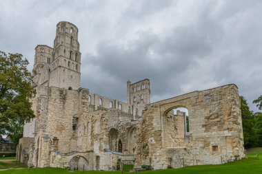 Normandiya 'da Jumieges' de eski bir Benedikt manastırı ve manastırının kalıntıları.