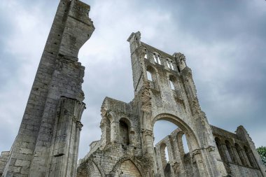Normandiya 'da Jumieges' de eski bir Benedikt manastırı ve manastırının kalıntıları.