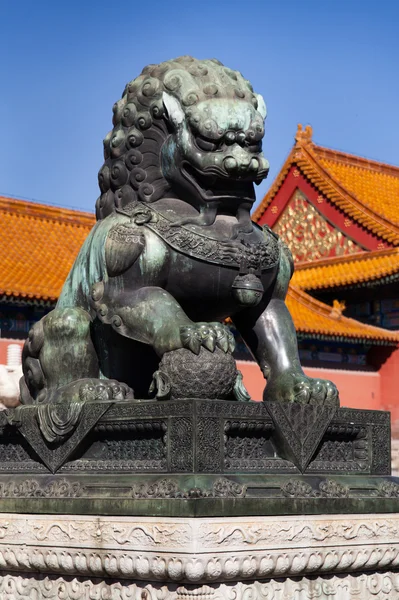 Lion statue in front of Emperor palace — Stock Photo, Image
