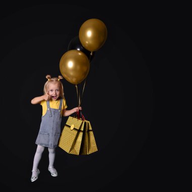 Siyah arka planda balonları olan kız.