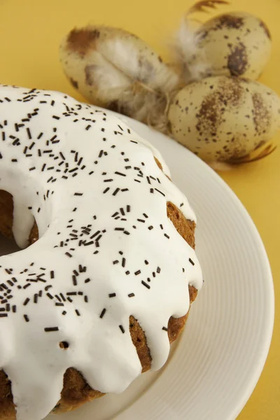 Easter composition with cake and eggs — Stock Photo, Image