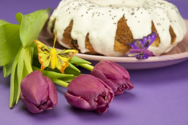 Пасхальная композиция с тортом и цветами — стоковое фото