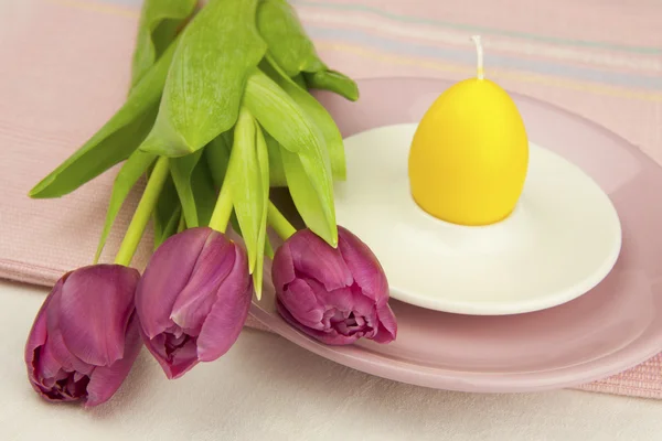 Osterkomposition mit Tulpen und Ei — Stockfoto