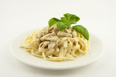 Beyaz tabakta tavuklu makarna.