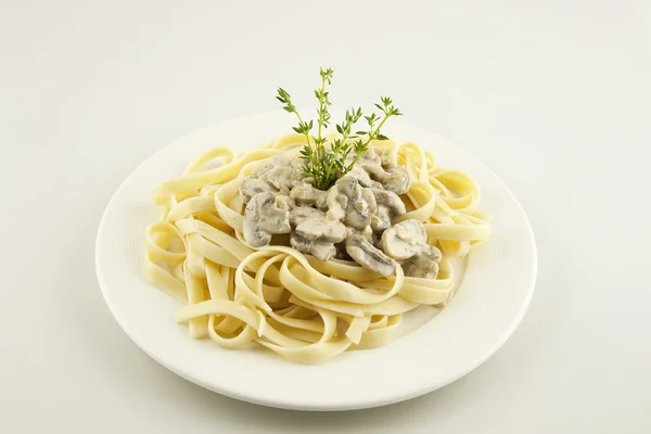 Pasta with mushrooms and sauce — Stock Photo, Image