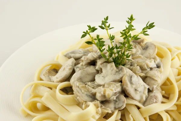 Pasta with mushrooms and sauce — Stock Photo, Image