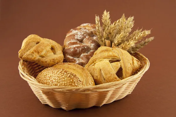 Pão e doces em uma cesta — Fotografia de Stock