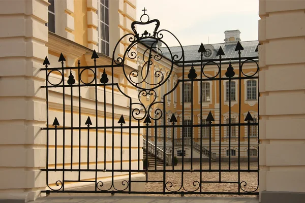 在 rundale，拉脱维亚宫大门 — 图库照片
