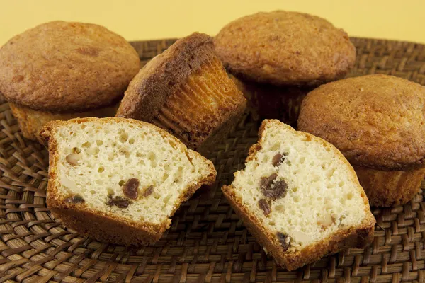 Magdalenas dulces con pasas y cacahuetes —  Fotos de Stock