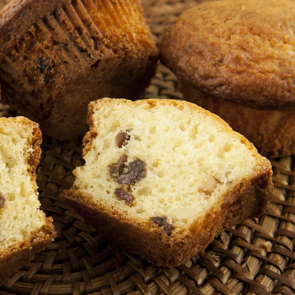 Muffins sucrés aux raisins secs et cacahuètes — Photo