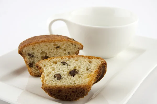 Muffins with raisins and tea cup — Stock Photo, Image