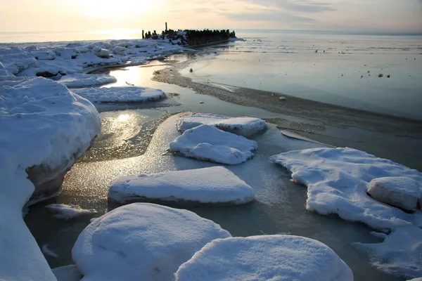 Beau coucher de soleil en hiver mer — Photo