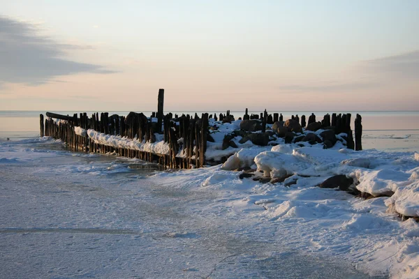 Zachód słońca zimą na morzu nad Starym kret — Zdjęcie stockowe