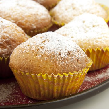 bir tabakta lor cupcakes