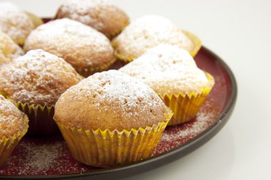 bir tabakta lor cupcakes
