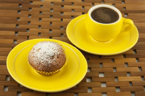 Cupcakes de cuajada con taza de café —  Fotos de Stock