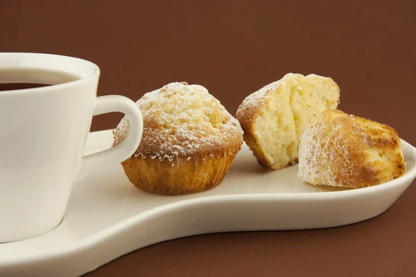 Cupcakes caillés avec tasse à thé — Photo