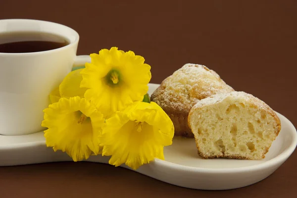 Magdalenas dulces con narcisos —  Fotos de Stock