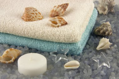 Spa banyo havlusu ve doğal tuz kristalleri ile natürmort