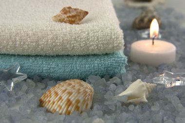 Spa banyo havlusu ve doğal tuz kristalleri ile natürmort