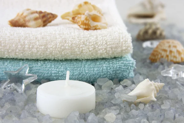 Naturaleza muerta spa con toallas de baño y cristales de sal natural — Foto de Stock