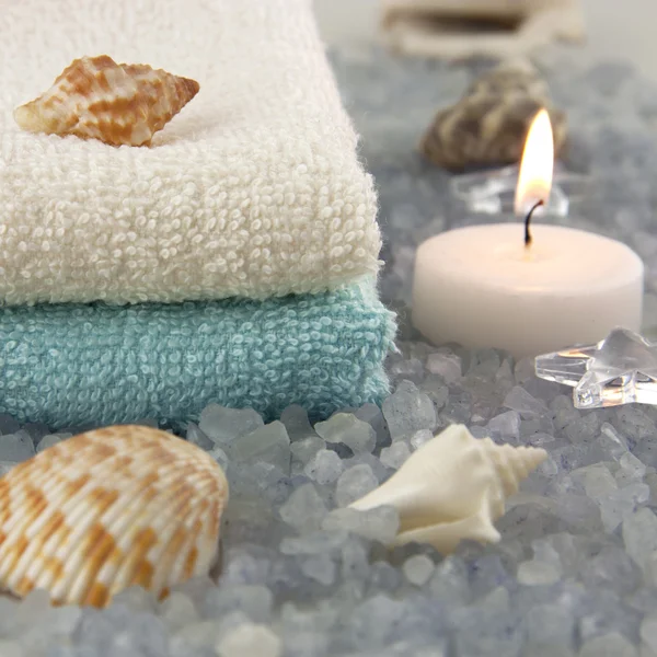 Naturaleza muerta spa con toallas de baño y cristales de sal natural — Foto de Stock
