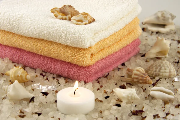 Spa setting with bath towels and salt crystals — Stock Photo, Image
