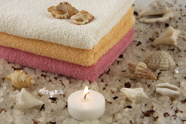 Réglage spa avec serviettes de bain et cristaux de sel — Photo