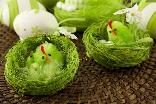 Décoration de Pâques avec poulet et oeufs de couleur — Photo