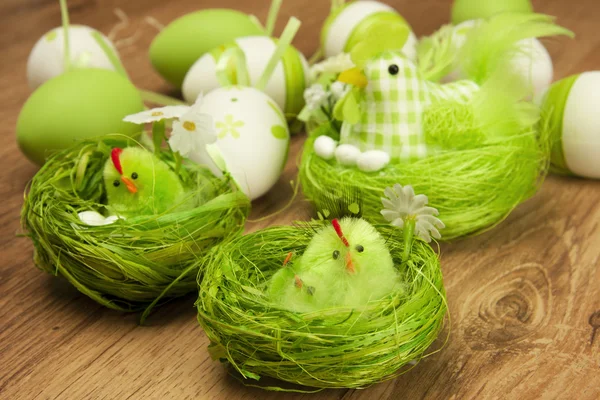 Décoration de table de Pâques avec poulet — Photo