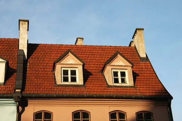 Ziegeldach mit Fenstern — Stockfoto